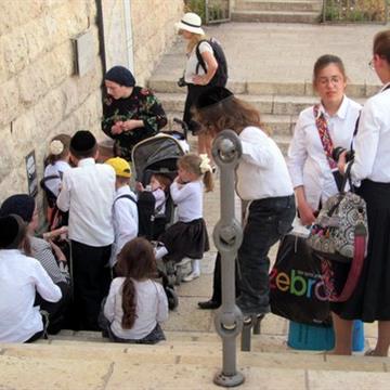 Foto 1
Moeders met hun kinderen in de Joodse wijk